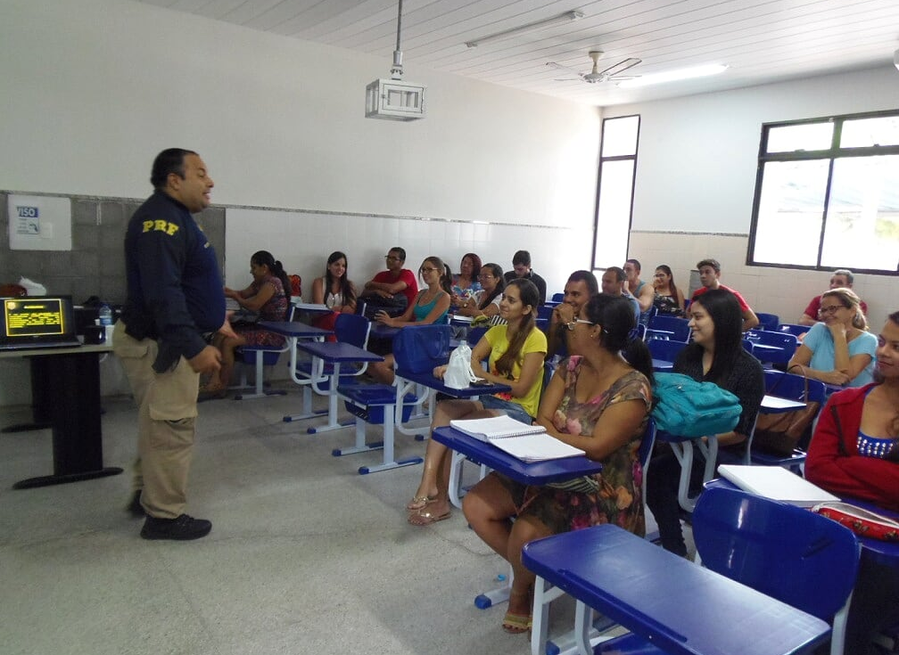 Universitários e alunos da rede municipal participam de atividades da IV Semana Municipal de Trânsito - SMTT Aracaju
